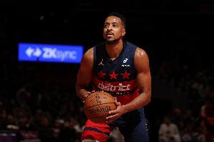 蝴蝶穿花！麦科勒姆背运连过2人 突到篮下拉杆上篮打中